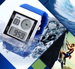 दो समय क्षेत्र खेल Mutifunction डिजिटल घड़ी प्लास्टिक 5 रंग Backlights के साथ पट्टा