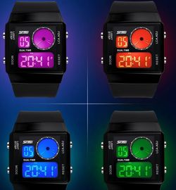 दो समय क्षेत्र खेल Mutifunction डिजिटल घड़ी प्लास्टिक 5 रंग Backlights के साथ पट्टा
