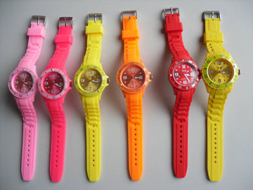 रंगीन कस्टम सिलिकॉन Wristband घड़ी उभरा / सिलिकॉन घड़ी का पट्टा