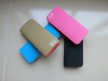 8800mAh तेजी से चार्ज वॉलेट ली आयन पावर बैंक एलईडी मशाल के साथ 5V