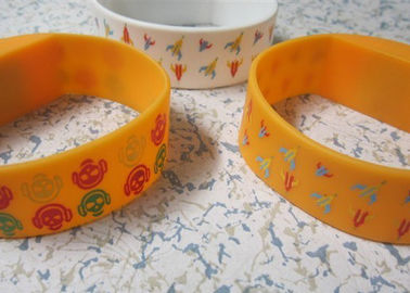 पीले रेशमी मुद्रित 2.25cm चौड़ाई सिलिकॉन Wristband खेल adverting उपहार के लिए घड़ियाँ