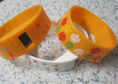 पीले रेशमी मुद्रित 2.25cm चौड़ाई सिलिकॉन Wristband खेल adverting उपहार के लिए घड़ियाँ