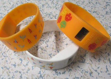 पीले रेशमी मुद्रित 2.25cm चौड़ाई सिलिकॉन Wristband खेल adverting उपहार के लिए घड़ियाँ