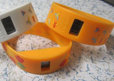 पीले रेशमी मुद्रित 2.25cm चौड़ाई सिलिकॉन Wristband खेल adverting उपहार के लिए घड़ियाँ