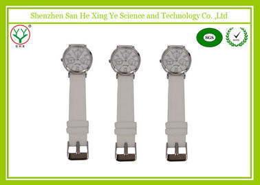 व्हाइट watchband 1 - 3 एटीएम सिलिकॉन का पट्टा घड़ियाँ देवियों लोगो Debossed के लिए