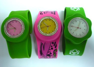 यूथ के लिए OEM चार मुद्रण रंग स्फटिक थप्पड़ सिलिकॉन wristband घड़ियाँ